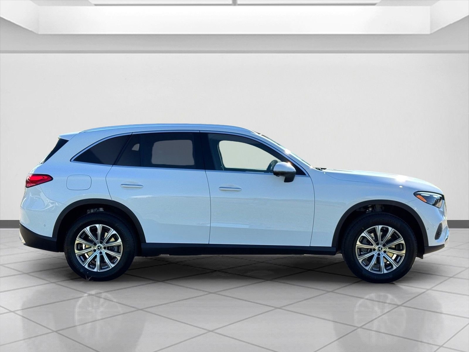 New 2026 Polar White Mercedes-Benz GLC 300 image 2