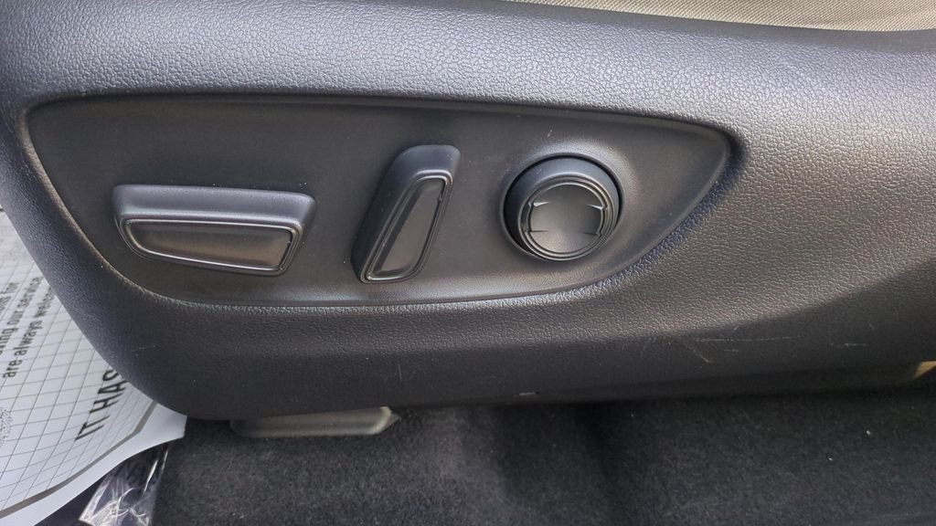 Used 2020  Toyota XLE image 16