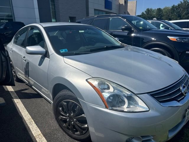 Used 2010 Silver Nissan 2.5 S image 2