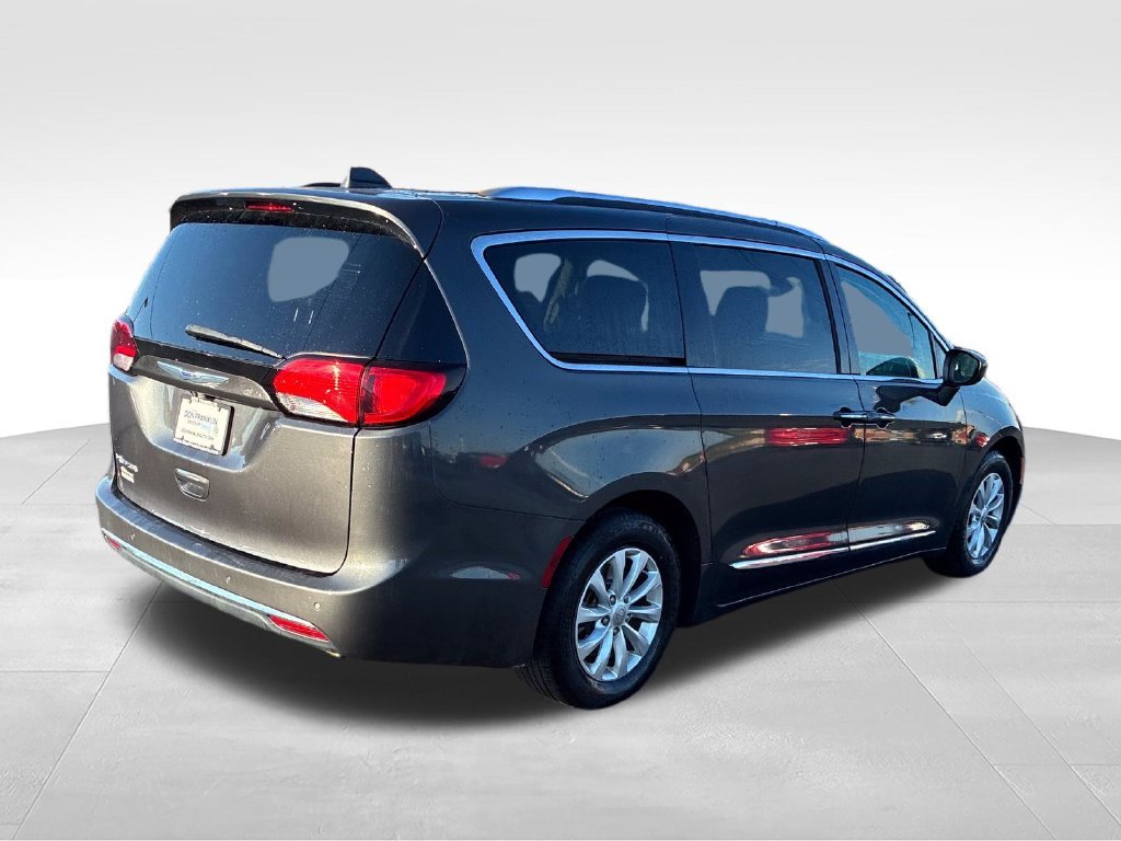 Used 2019 Gray Chrysler Touring L image 5