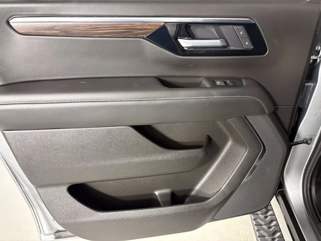 Used 2025 Gray Chevrolet Z71 image 38