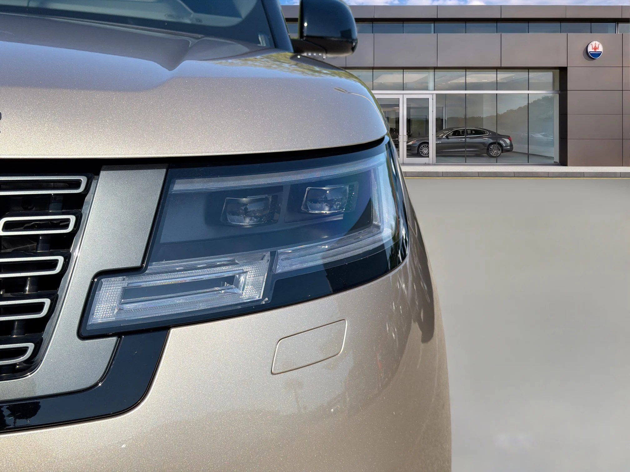 Used 2024 Sunset Gold SV Bespoke Ultra Metallic Satin Land Rover SE image 9
