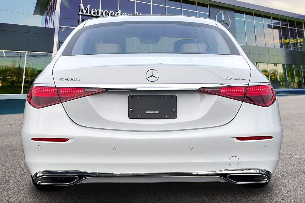 New 2026 MANUFAKTUR Moonlight White Metallic Mercedes-Benz S 580 image 4