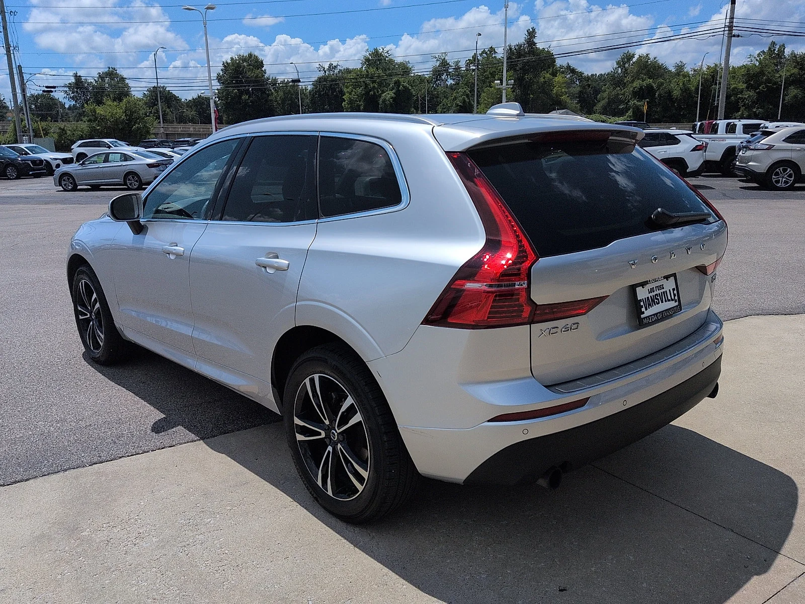 Used 2020 Bright Silver Metallic Volvo Momentum image 5
