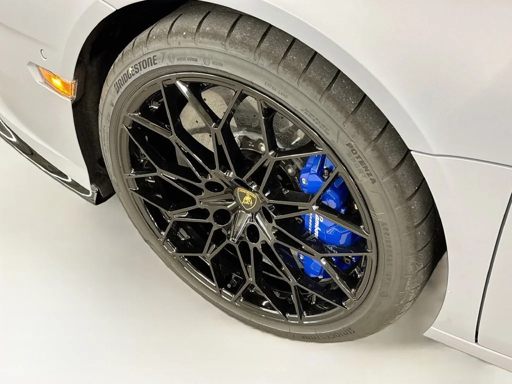 New 2026 Silver Lamborghini  image 34