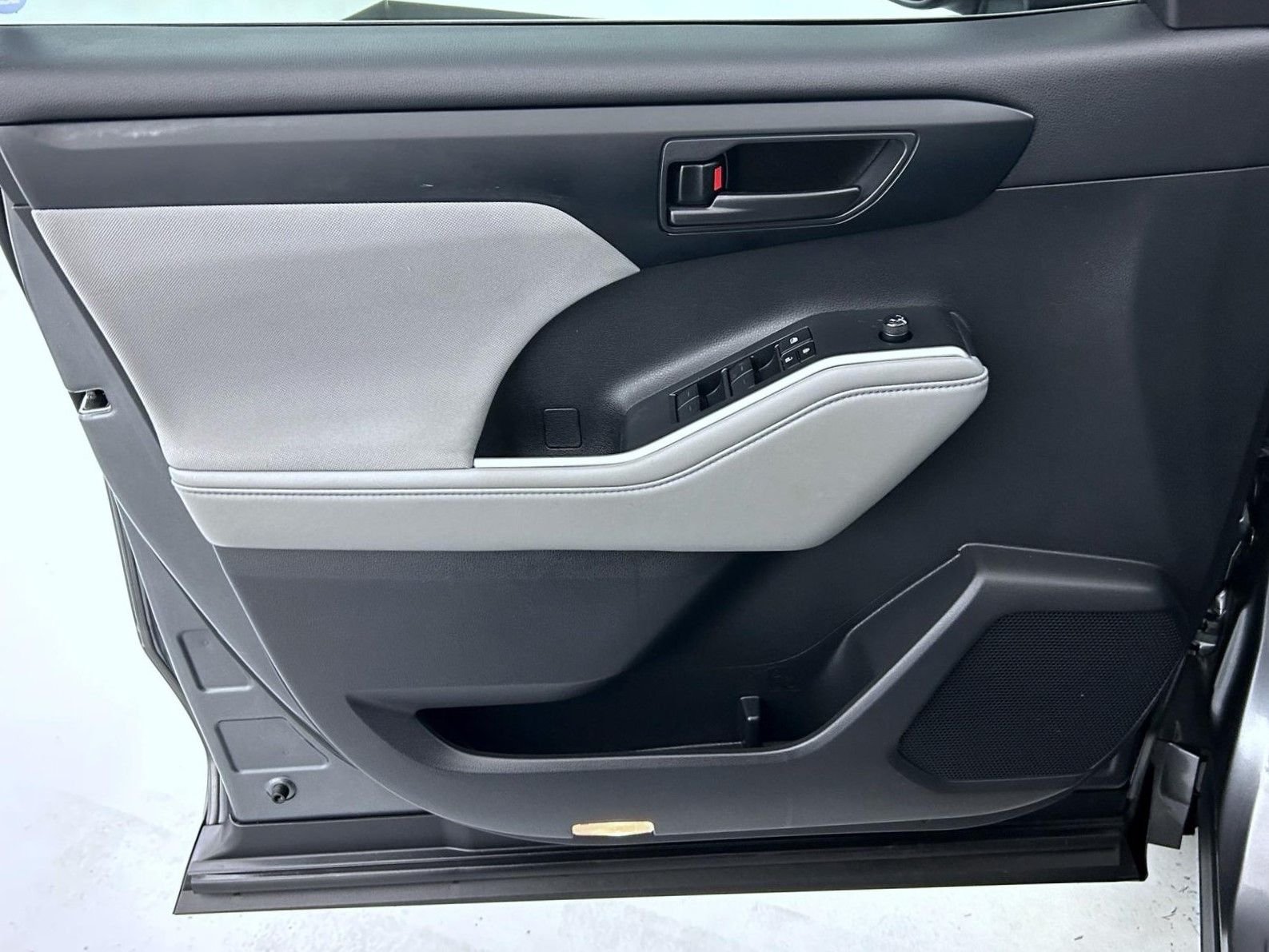 Used 2022 Gray Toyota L image 9