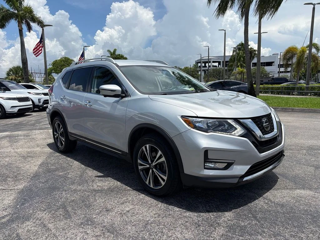 Used 2018 Silver Nissan SL image 2
