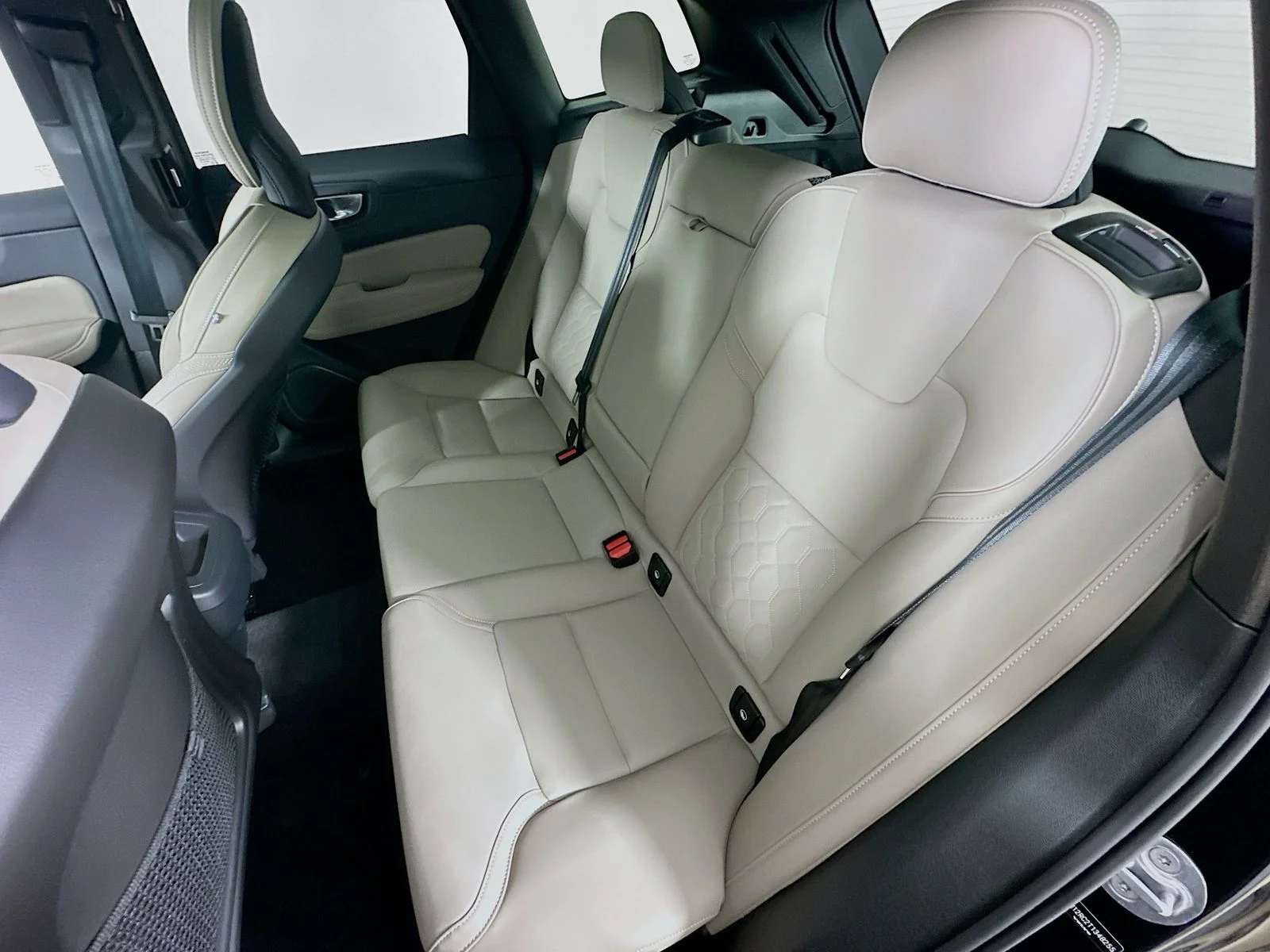 2026 Volvo XC60 Plus - Photo 36
