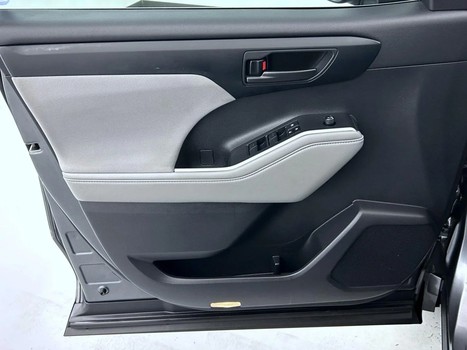 Used 2022 Gray Toyota L image 9