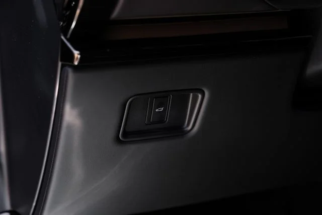 New 2026  Land Rover Dynamic SE image 32