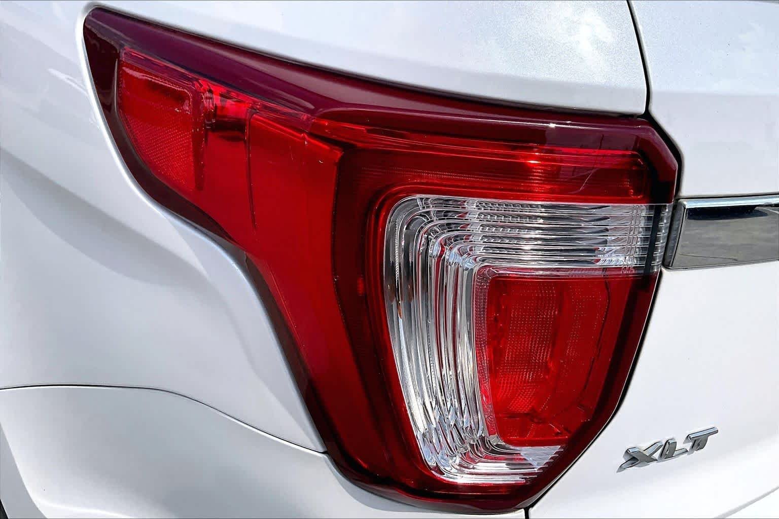 Used 2017 White Platinum Metallic Tri-Coat Ford XLT image 29