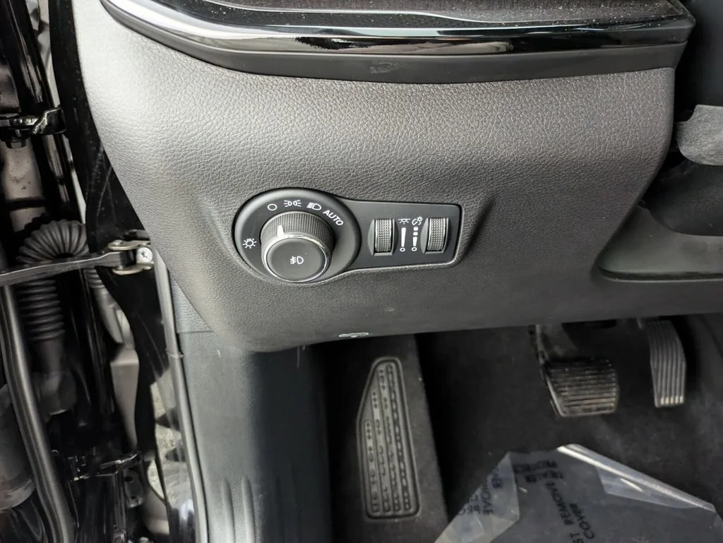 New 2026 Diamond Black Crystal Pearl-Coat Exterior Paint Jeep Latitude Altitude image 23