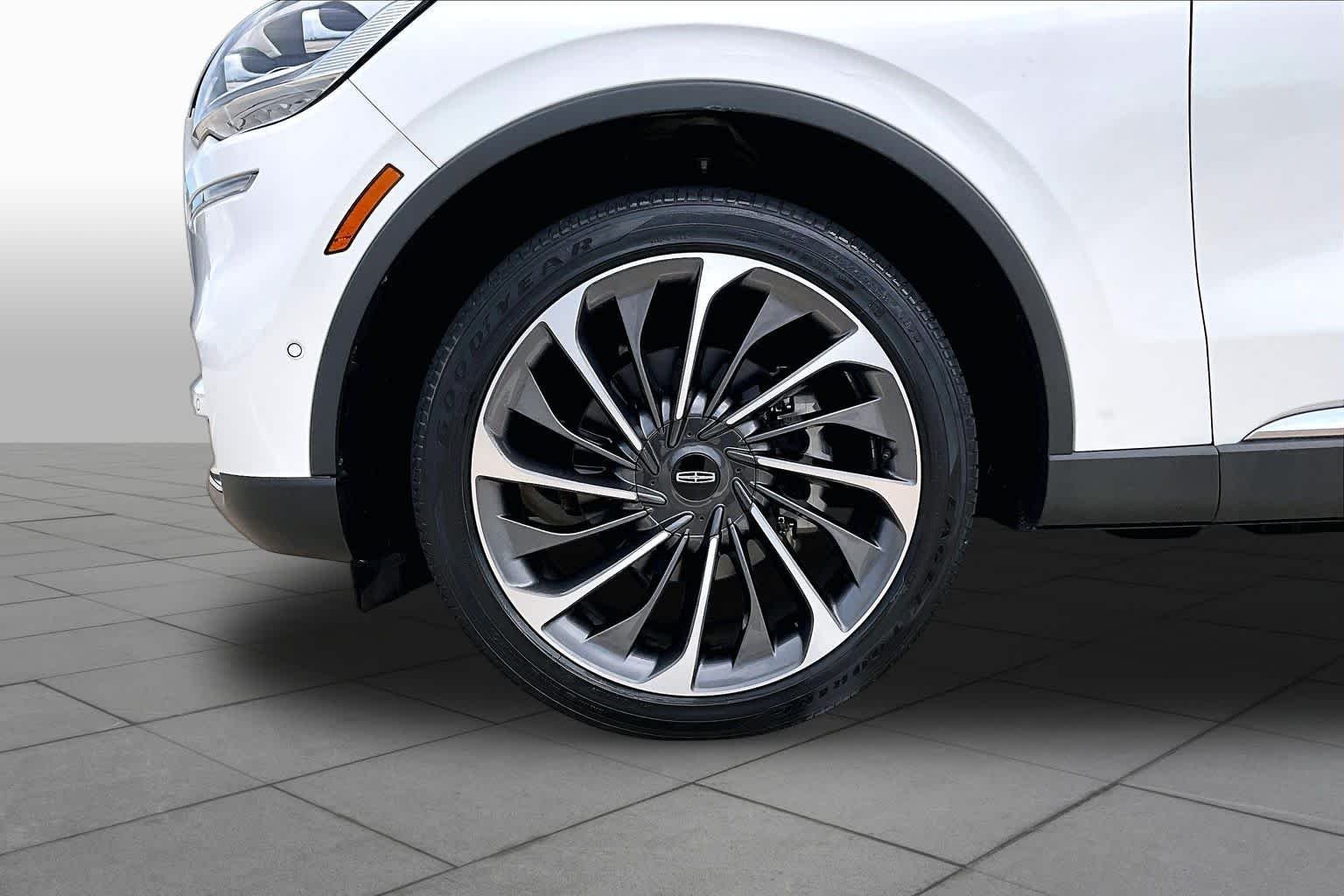 Used 2020 Pristine White Metallic Tri-Coat Lincoln Reserve image 11