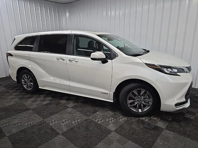 2021 Toyota Sienna XLE