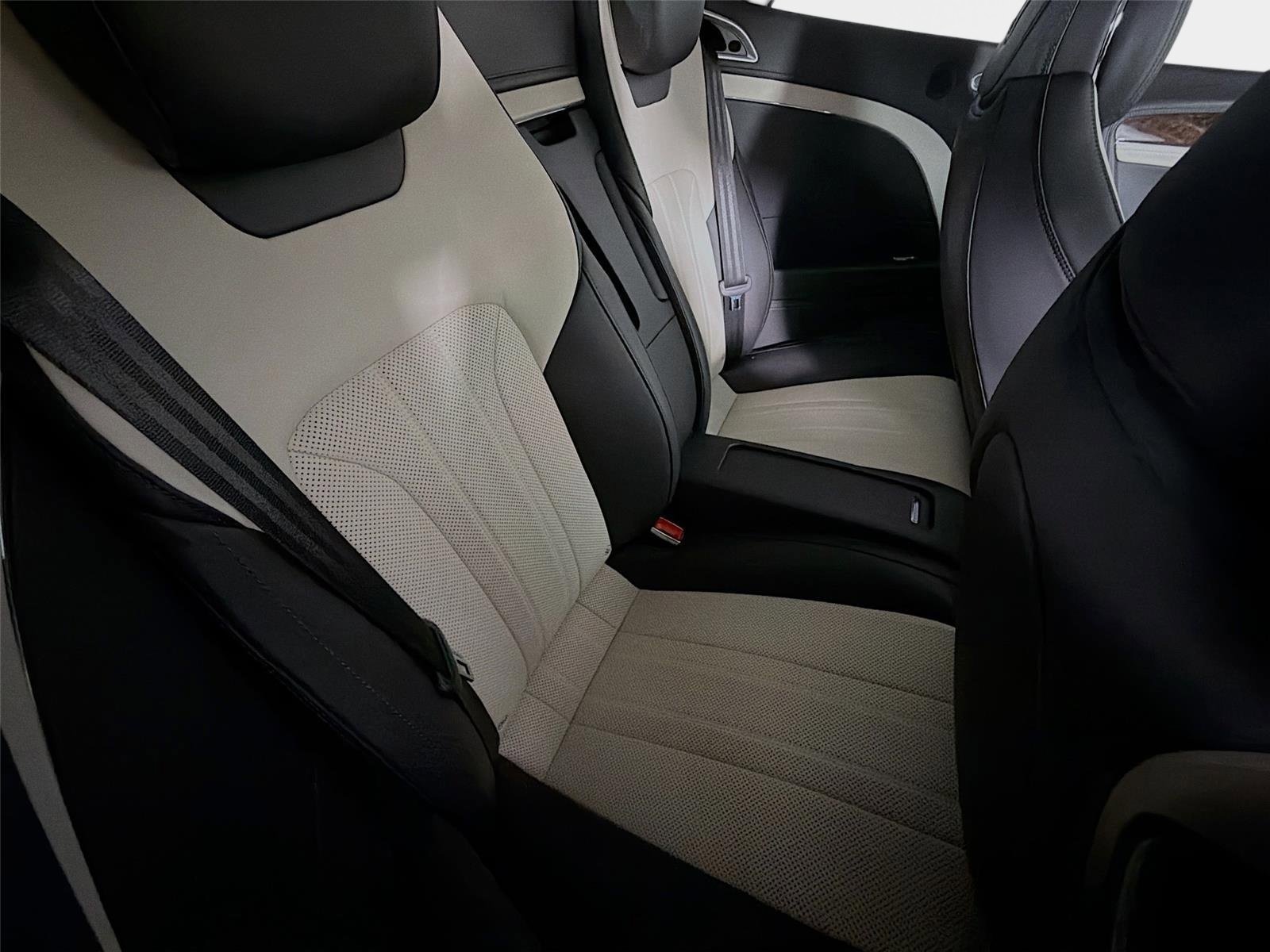 Used 2022 White Bentley V8 image 24