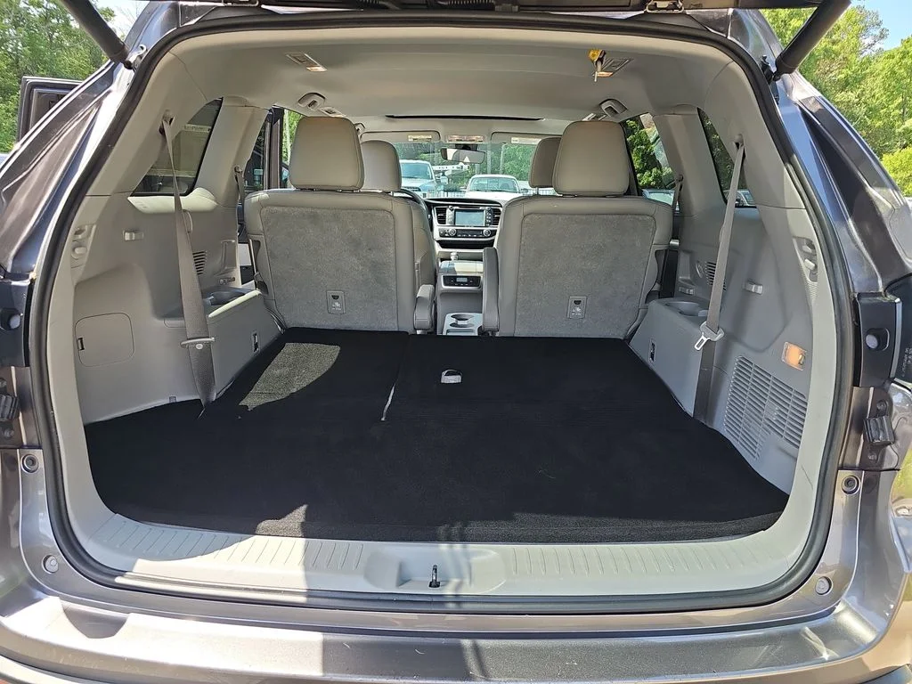Used 2018 Gray Toyota XLE image 12