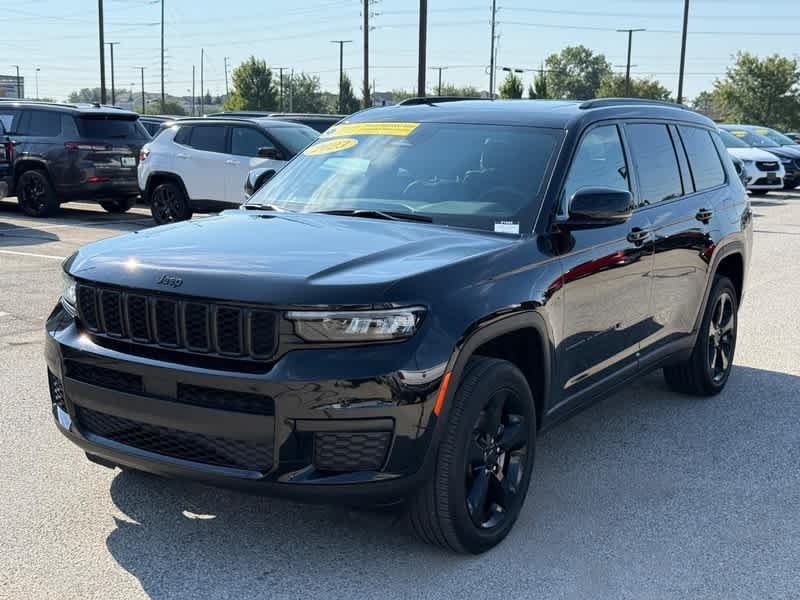 Used 2023 Diamond Black Crystal Pearlcoat Jeep Altitude image 9