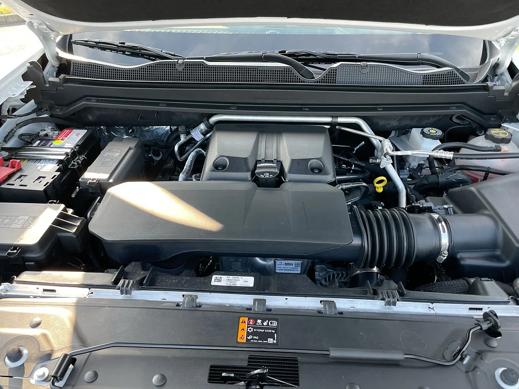 Used 2024 Summit White Chevrolet Z71 image 30