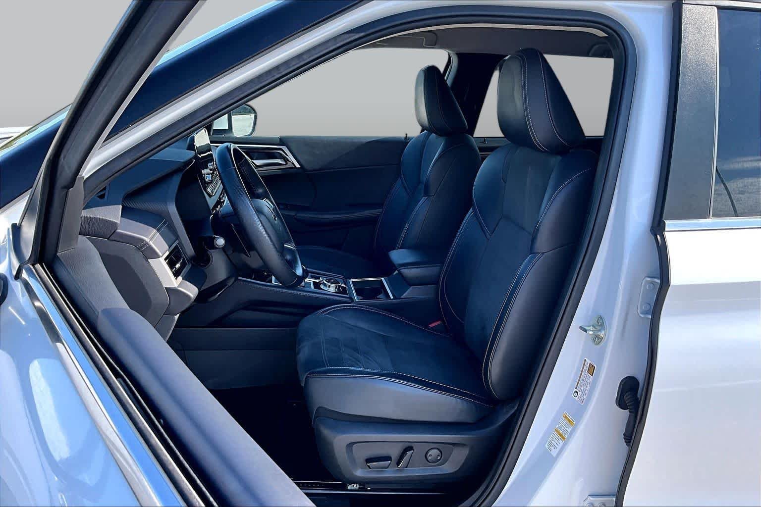 Pre-Owned 2024 Mitsubishi Outlander SE