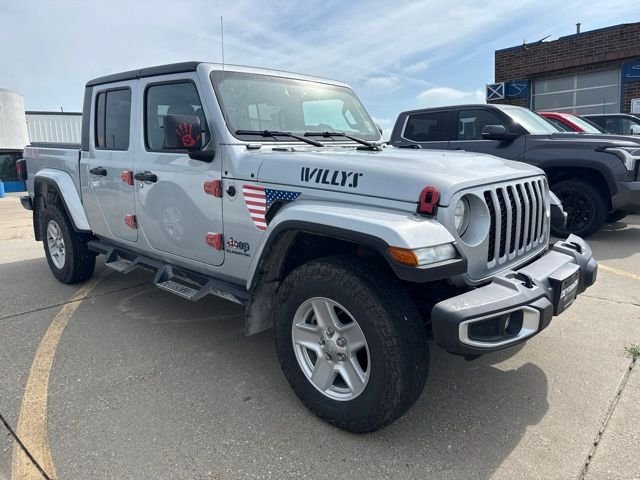 Used 2022 Silver Jeep Sport image 1