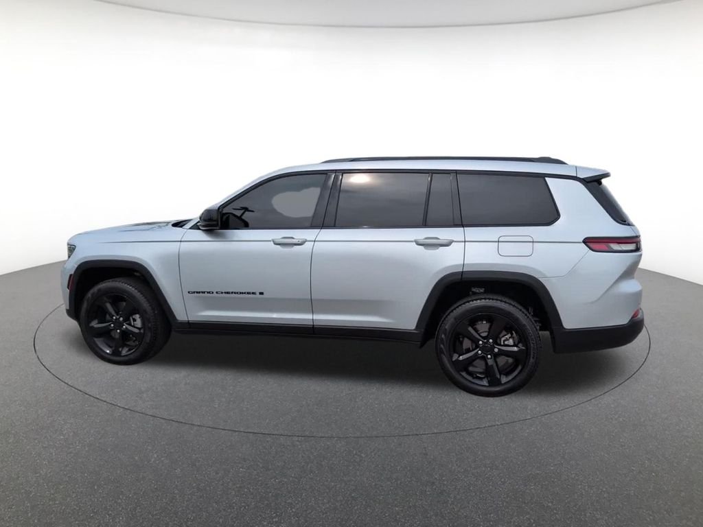 Used 2025 Silver Jeep Limited image 11