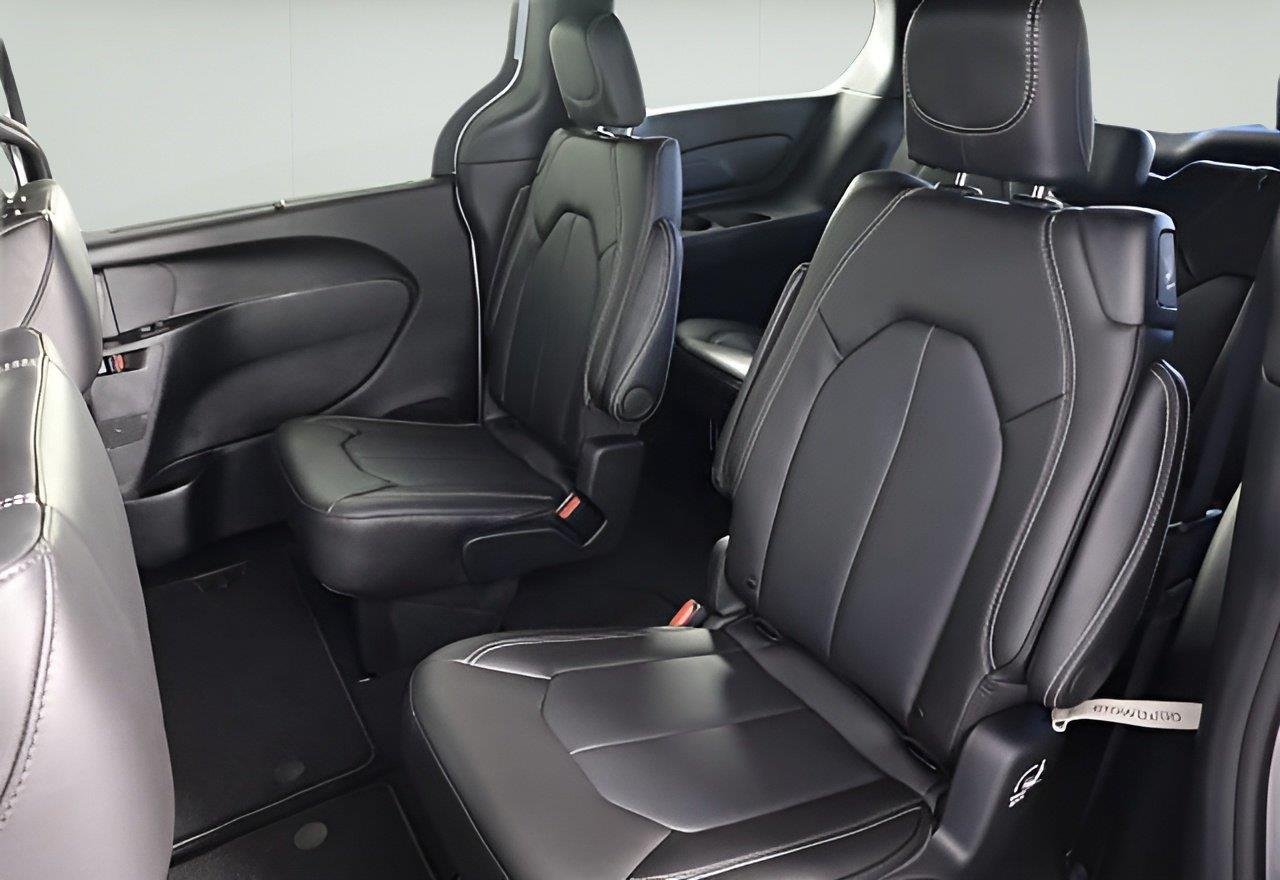 2026 Chrysler Pacifica Select - Photo 10