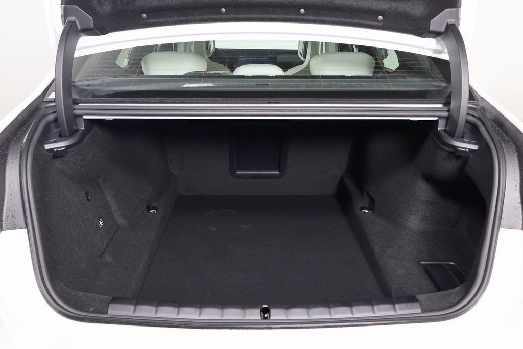 2026 BMW 7 Series 750e - Photo 8