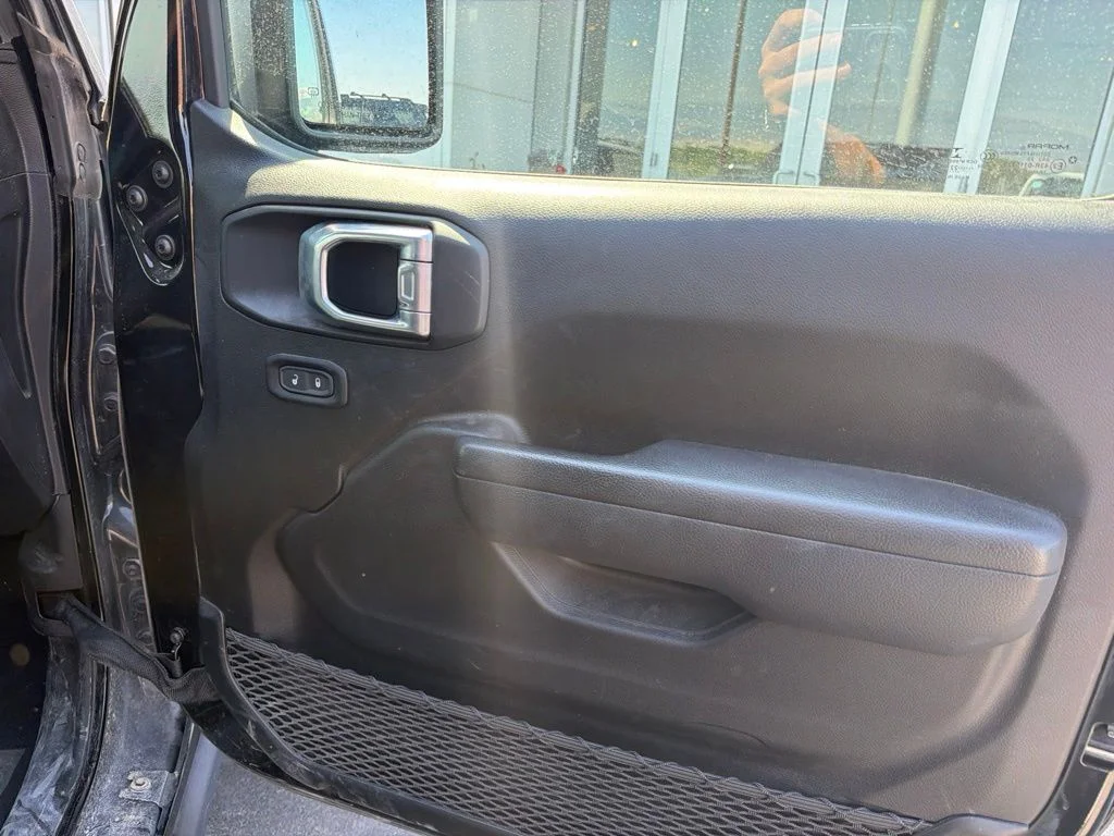 Used 2022 Black Clearcoat Jeep Mojave image 15