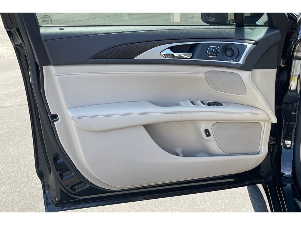 Used 2018 Black Velvet Lincoln Hybrid Reserve image 12