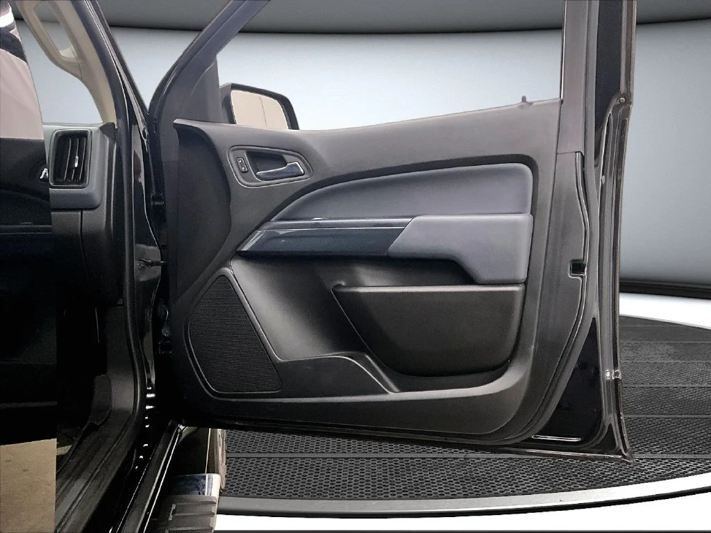 Used 2020 Black Chevrolet Z71 image 29