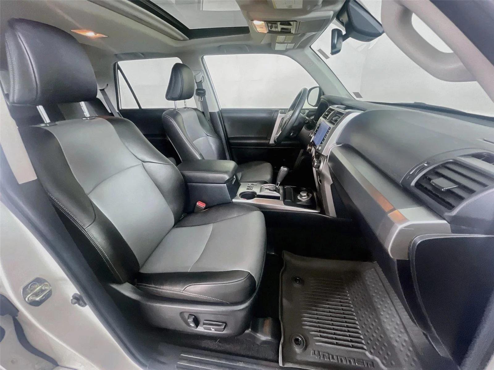 Used 2023 Ice Cap Toyota SR5 Premium image 31