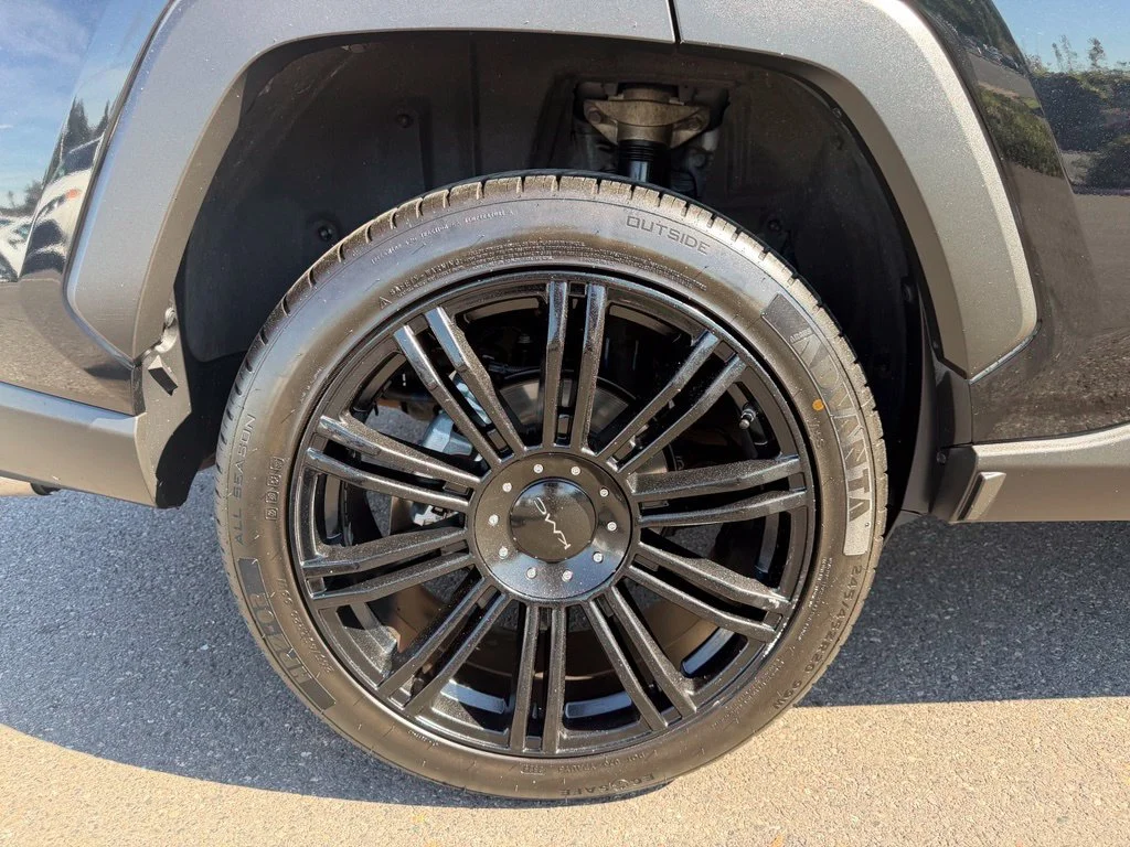 Used 2019 Midnight Black Metallic Toyota XLE Premium image 9