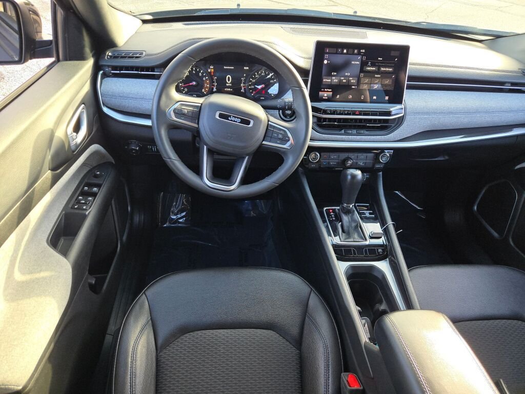Used 2024  Jeep Latitude image 17