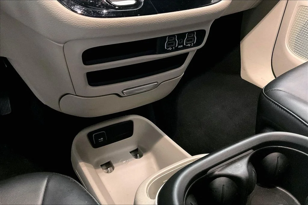 Used 2024 White Chrysler Select image 37