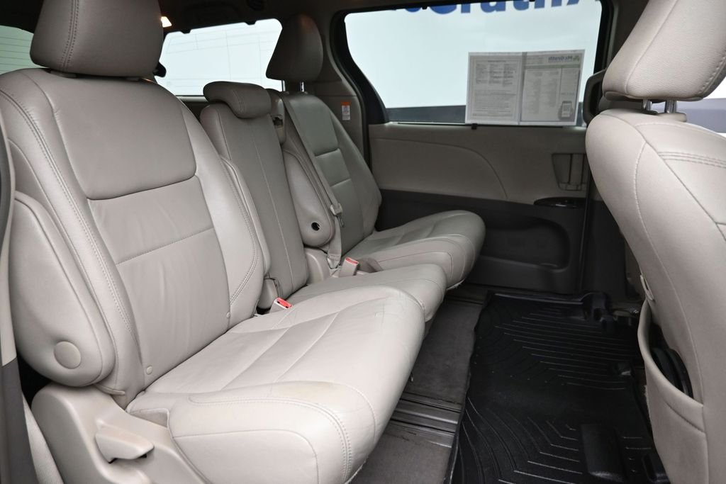 Used 2016  Toyota XLE Premium image 10
