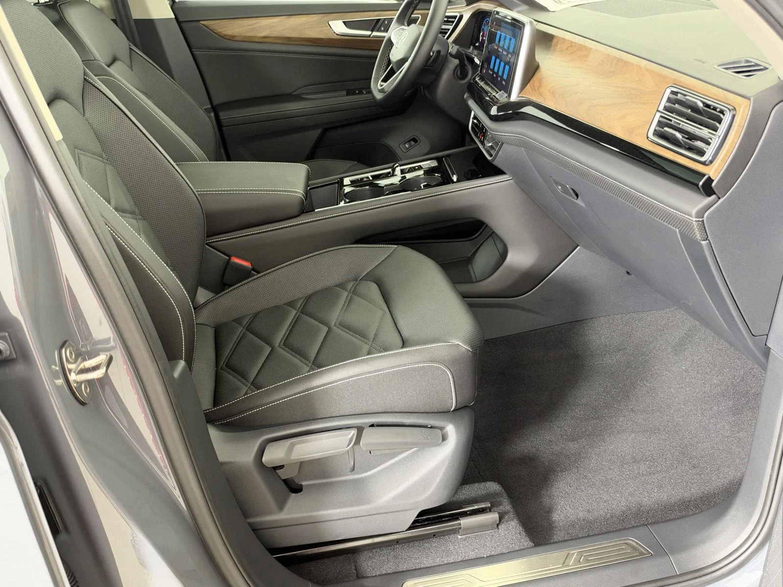 New 2026 Pure Gray Volkswagen 2.0T SE w/Technology image 14