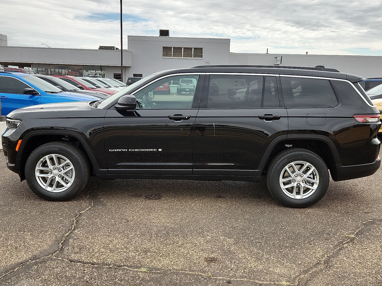 New 2025 PXJ Diamond Bla Jeep L LAREDO X 4X2 image 2