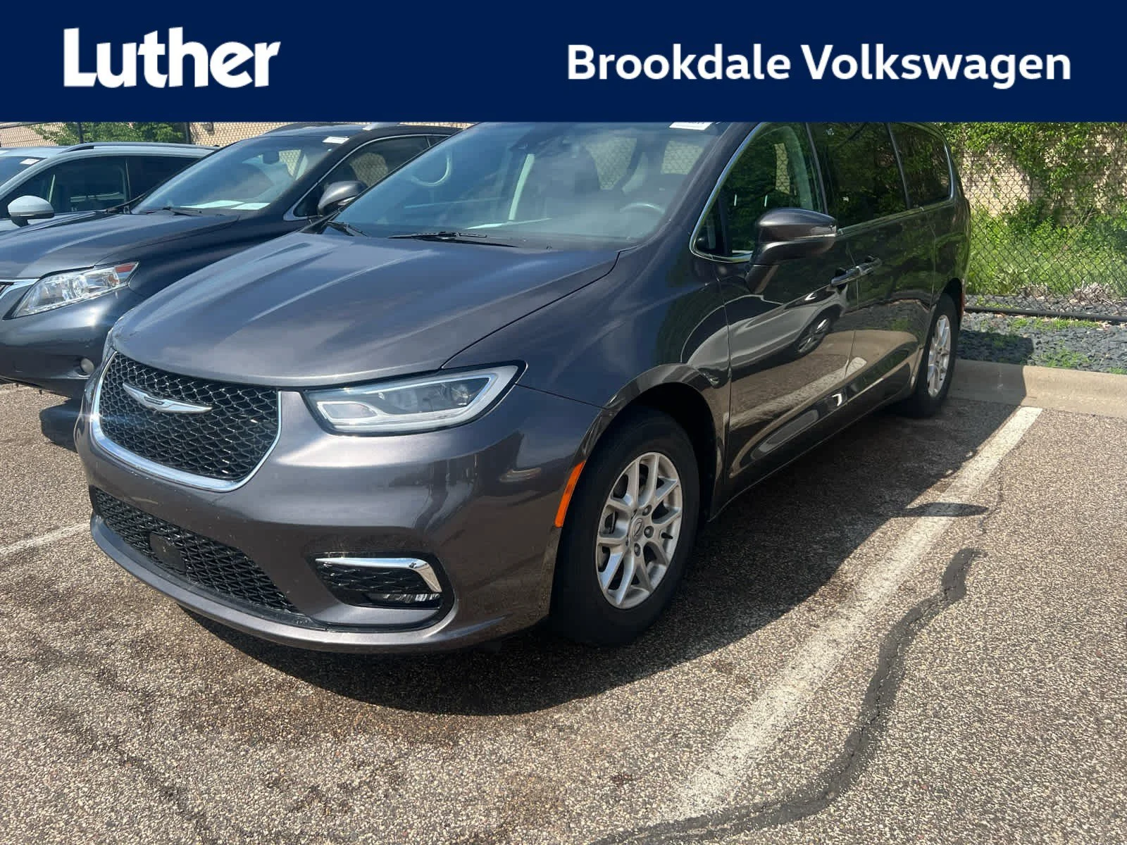 2023 Chrysler Pacifica Touring L's photo