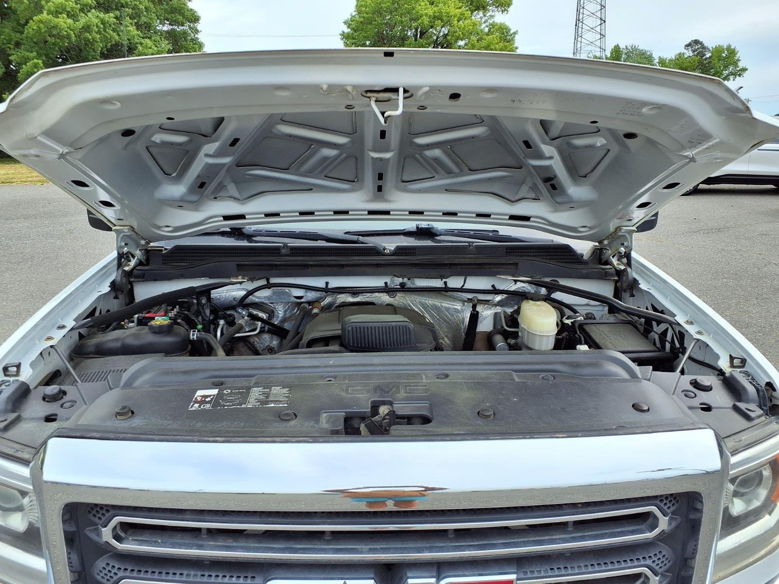 Used 2017 Summit White GMC  image 29