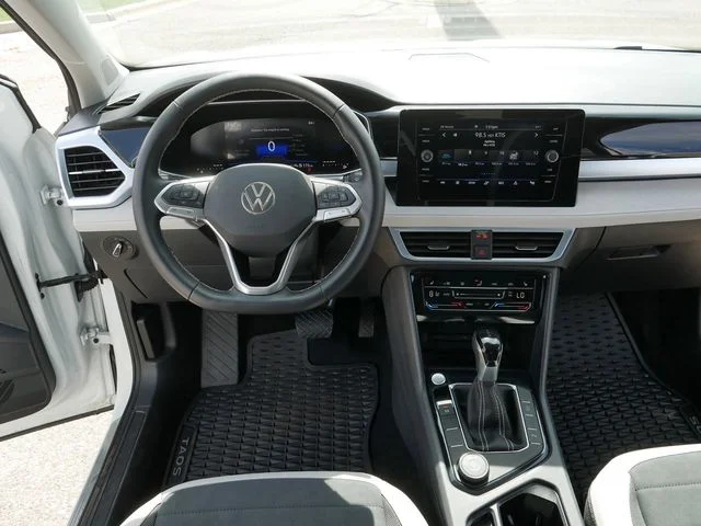 Used 2025 Pure White Volkswagen 1.5T SE image 21