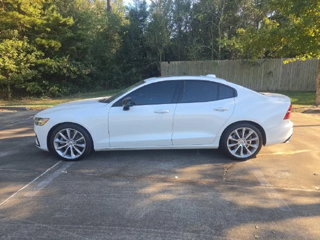Used 2021 White Volvo T5 Momentum image 9