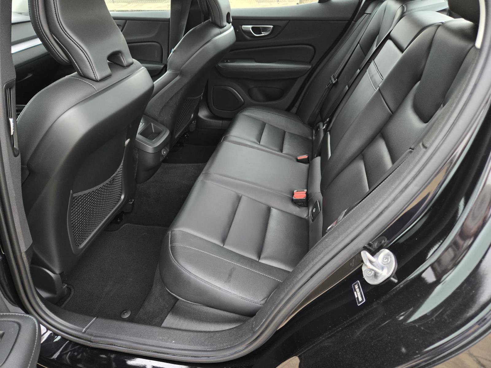 Used 2024 Onyx Black Metallic Volvo Core Dark Theme image 22