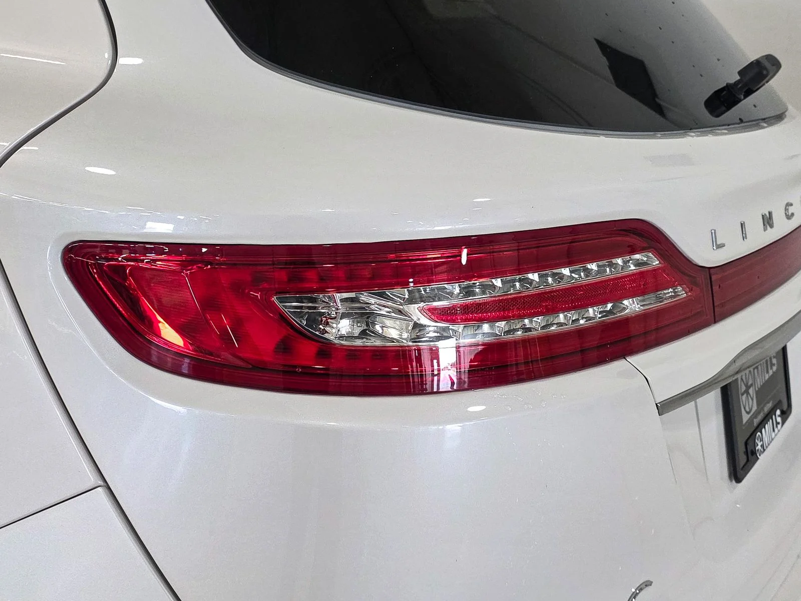Used 2019 White Lincoln Select image 15