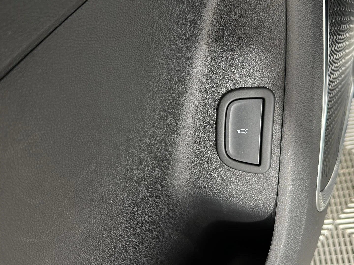 Used 2024 Summit White Chevrolet AWD Z71 image 22