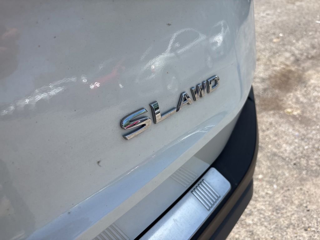 Used 2021 White Nissan SL image 33