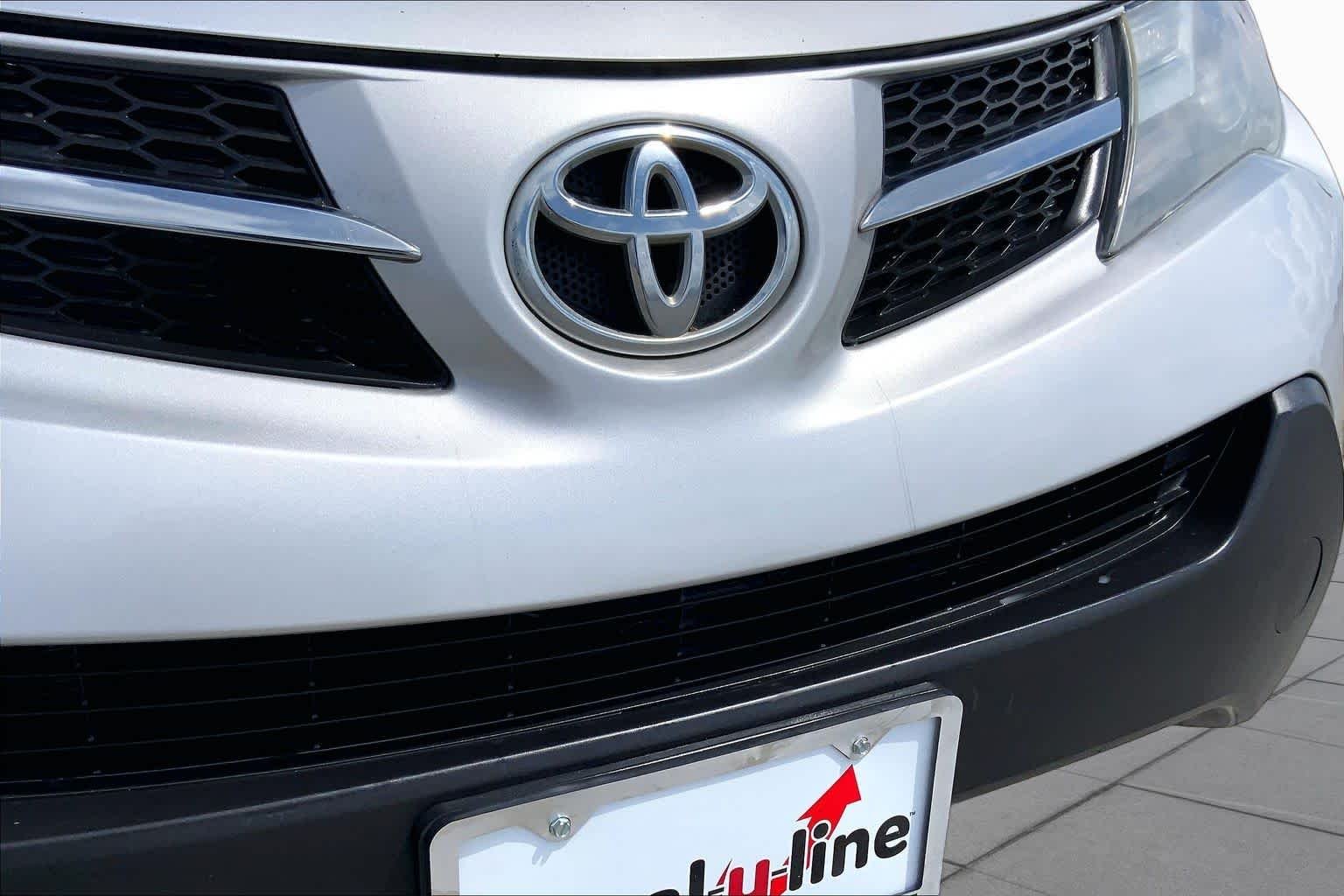 Used 2015 Classic Silver Metallic Toyota LE image 29