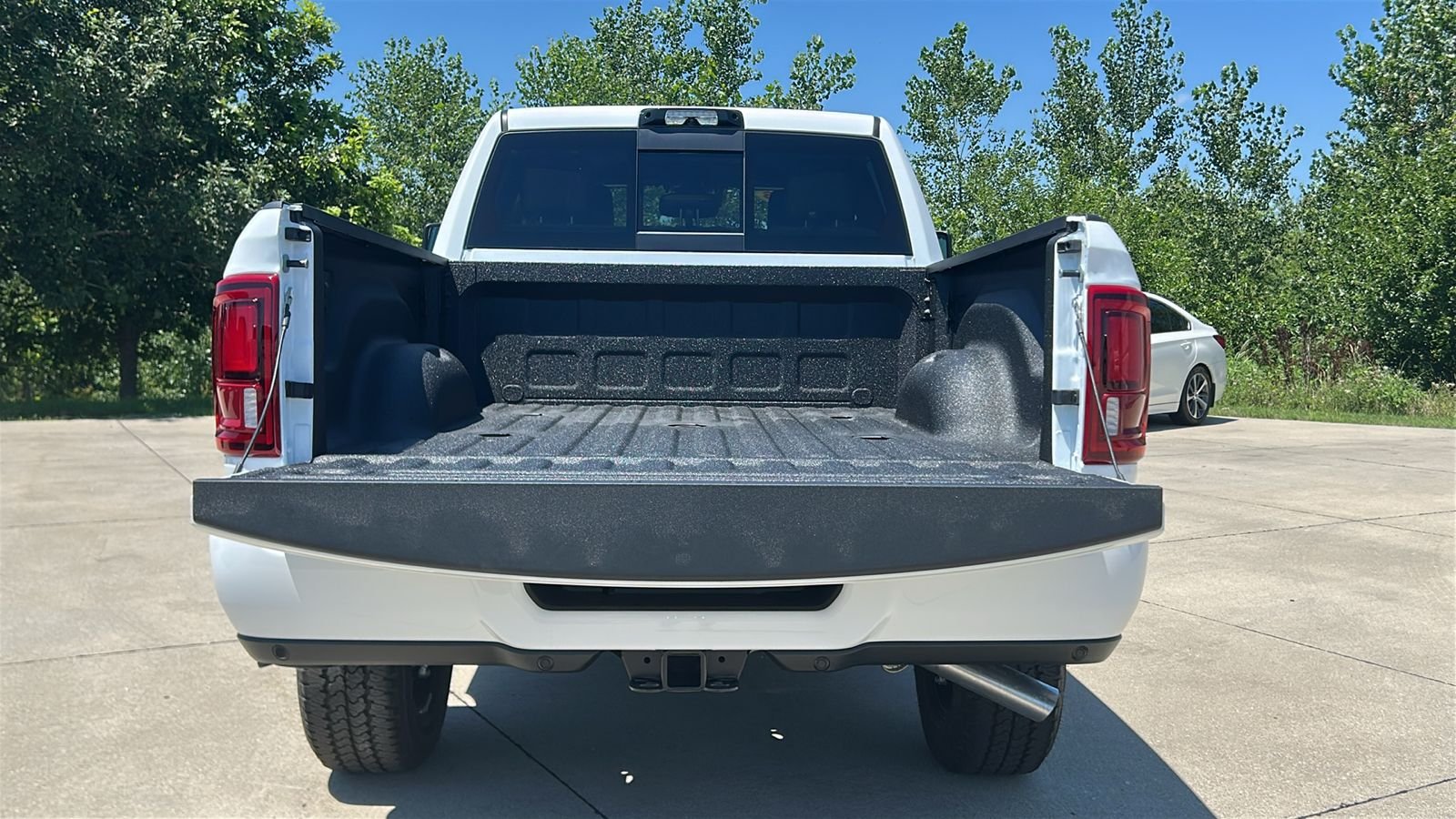 New 2026 Bright White Clear-Coat Exterior Paint RAM Laramie image 17