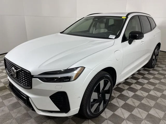 Certified Used 2025 Crystal White Volvo Plus image 9