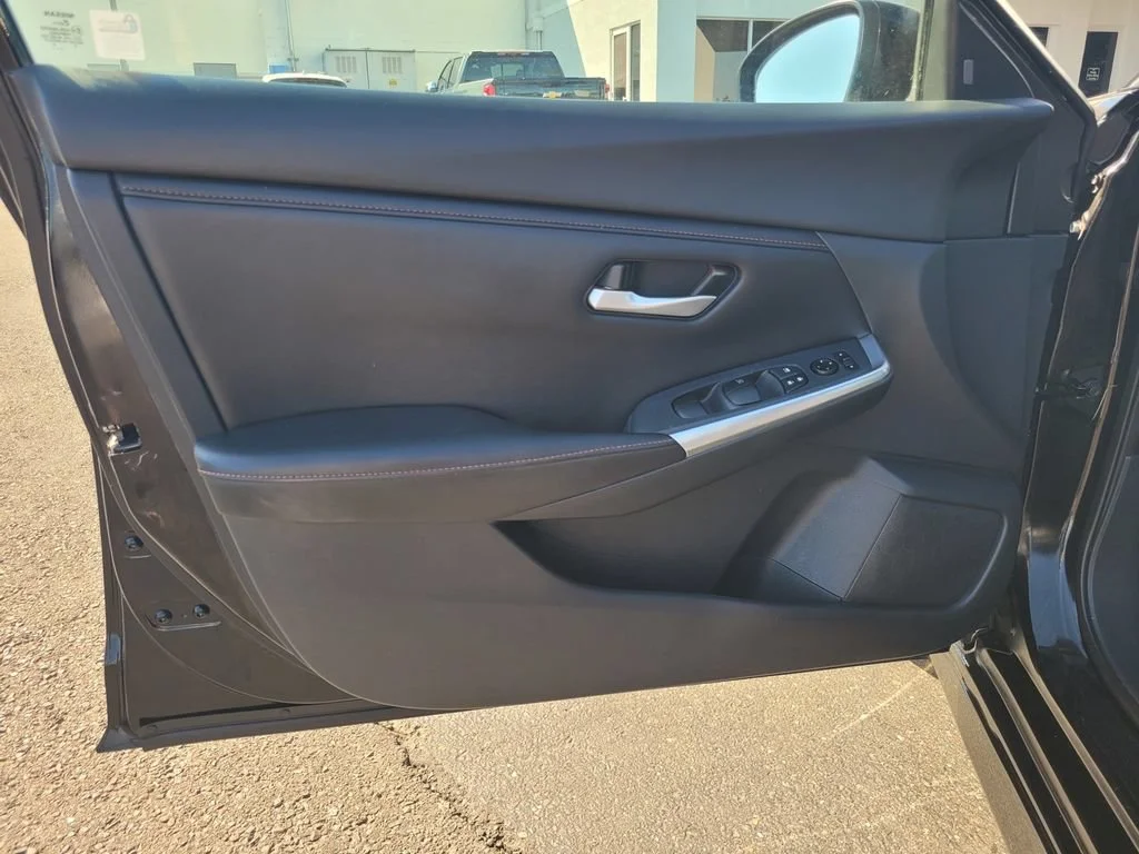Used 2022 Black Nissan SR Xtronic CVT image 20