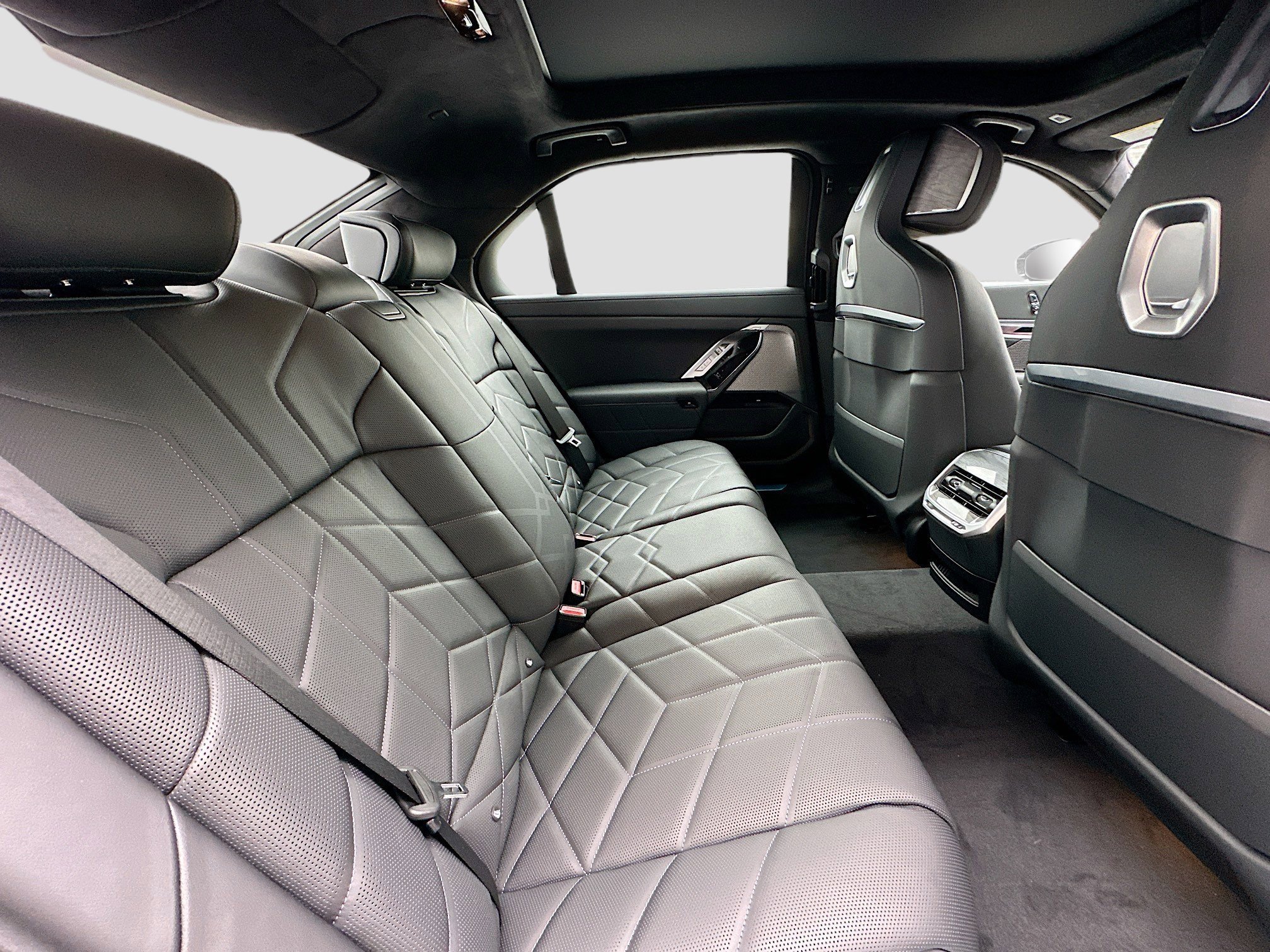 2025 BMW i7 50 - Photo 24